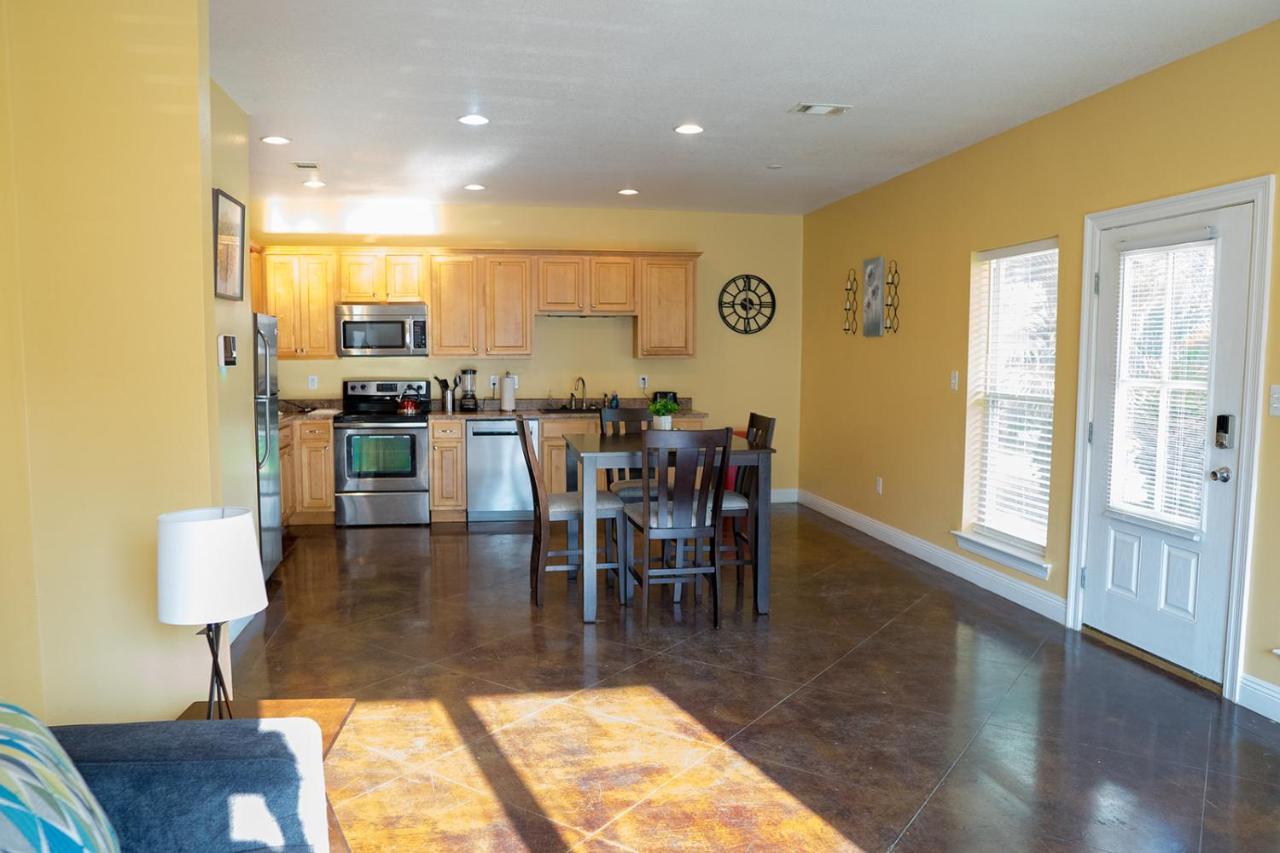 Serene 3Br Apartment 4Tvs Free Wi-Fi & Parking -E- Moss Point Exterior photo